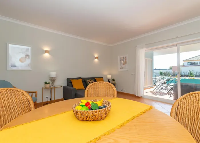 Sunny Golden 1bdr W & Pool Access Included アパート