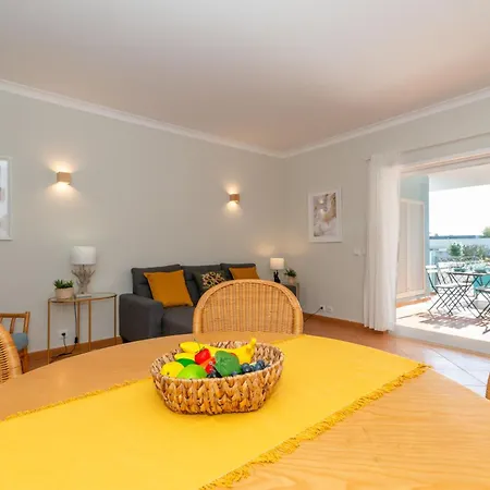 Sunny Golden 1bdr W & Pool Access Included شقة