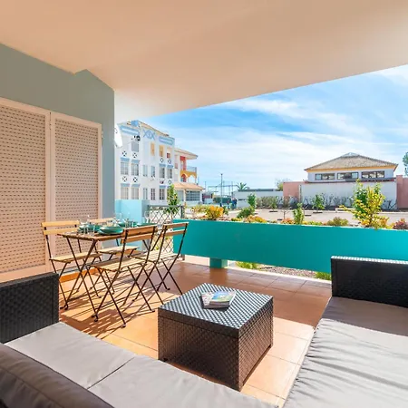 Sunny Golden 1bdr W & Pool Access Included شقة *