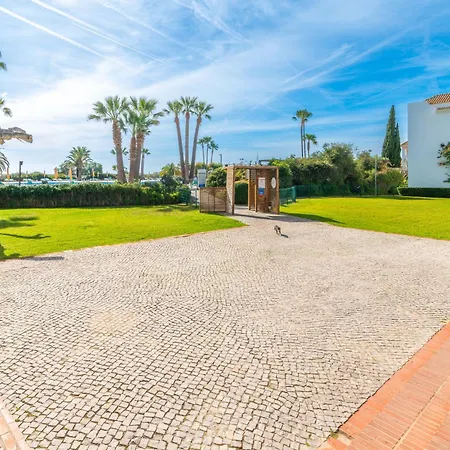 Sunny Golden 1bdr W & Pool Access Included شقة